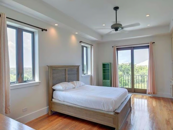 3/4 Acre Hilltop Five Bedroom Villa Beautiful Views & Pool