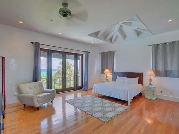 3/4 Acre Hilltop Five Bedroom Villa Beautiful Views & Pool