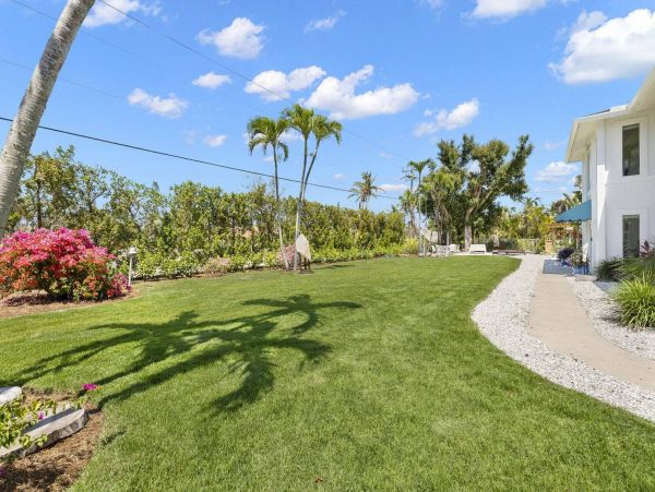 Sanibel Vacation Home Four Bedroom Walk to Beach