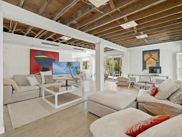 Sanibel Vacation Home Four Bedroom Walk to Beach