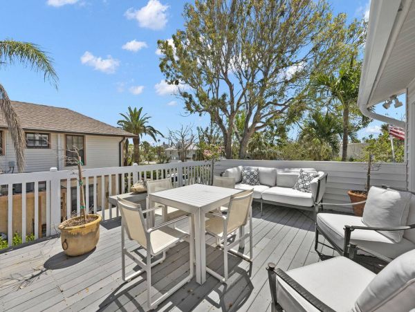 Sanibel Vacation Home Four Bedroom Walk to Beach