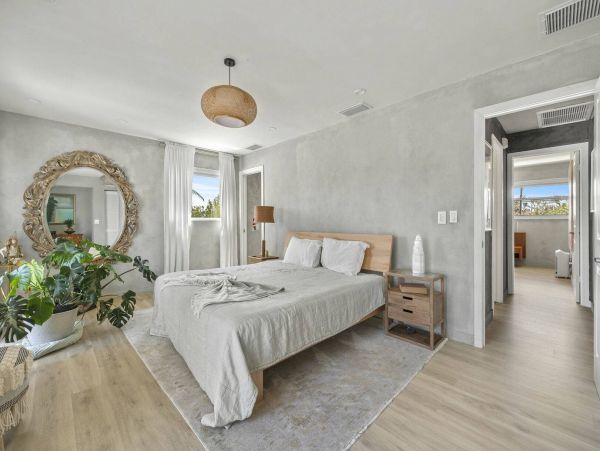 Sanibel Vacation Home Four Bedroom Walk to Beach