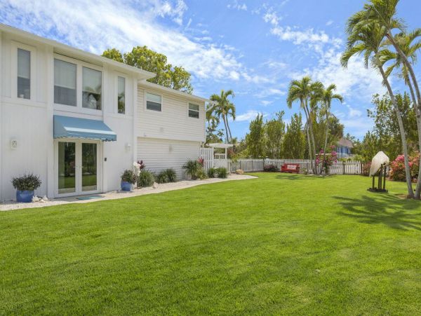 Sanibel Vacation Home Four Bedroom Walk to Beach