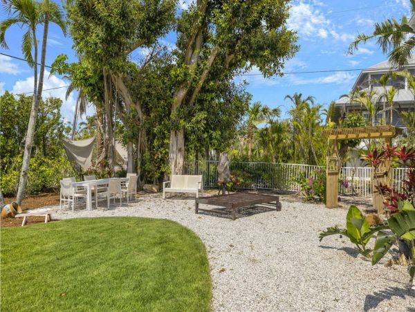 Sanibel Vacation Home Four Bedroom Walk to Beach