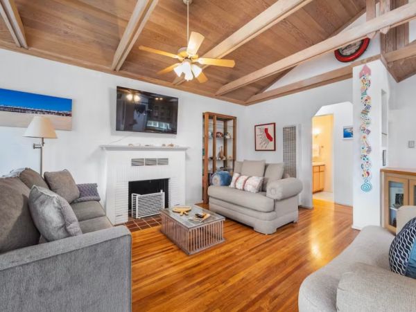 Pacific Beach Upscale Two Bedroom Vacation Home