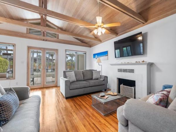 Pacific Beach Upscale Two Bedroom Vacation Home