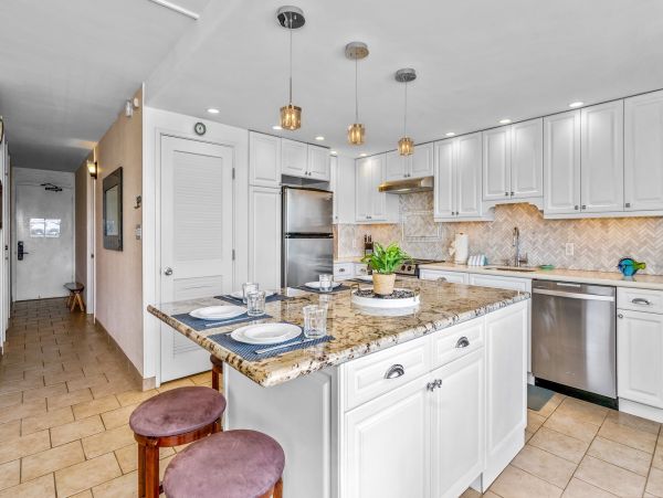 Island Oasis: 2-Bedroom Condo with Ocean Views and Prime Kihei Location