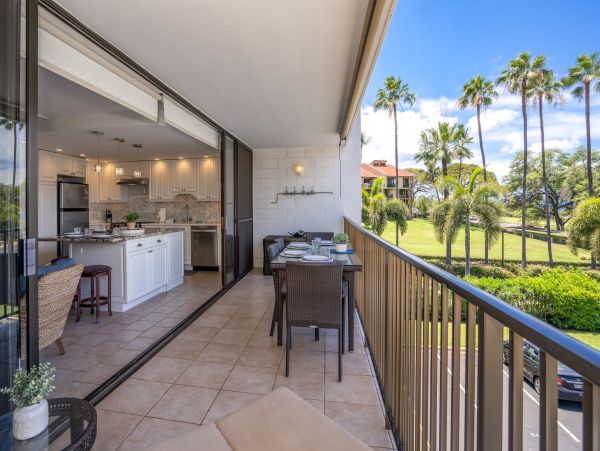 Island Oasis: 2-Bedroom Condo with Ocean Views and Prime Kihei Location