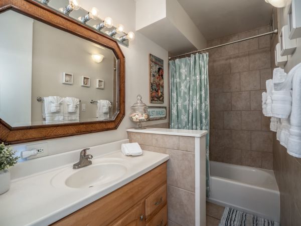 Island Oasis: 2-Bedroom Condo with Ocean Views and Prime Kihei Location