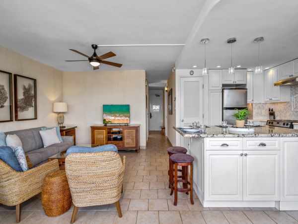 Island Oasis: 2-Bedroom Condo with Ocean Views and Prime Kihei Location