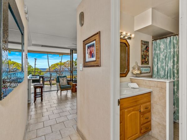 Island Oasis: 2-Bedroom Condo with Ocean Views and Prime Kihei Location