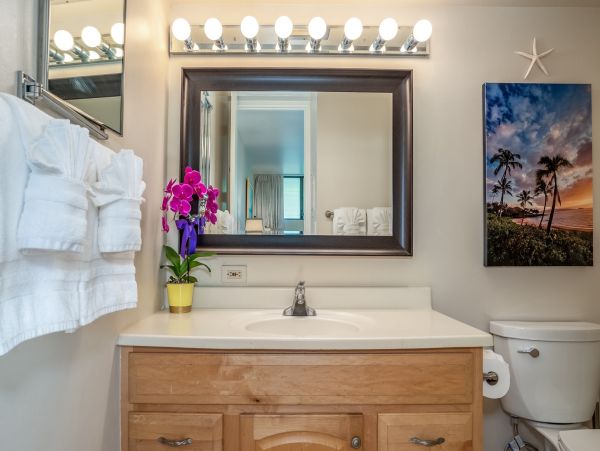 Island Oasis: 2-Bedroom Condo with Ocean Views and Prime Kihei Location