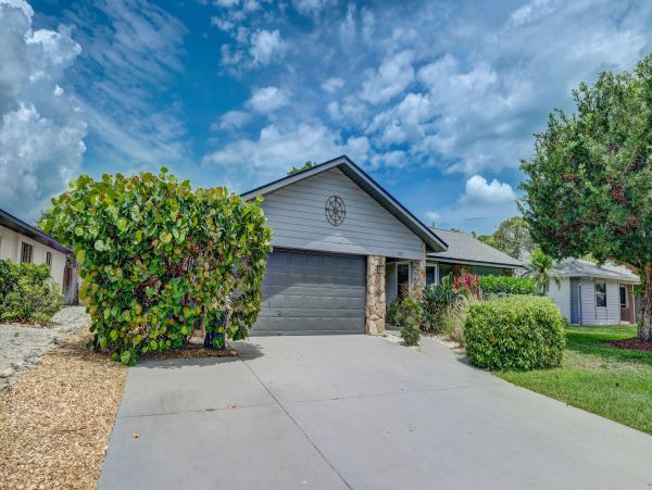 Lovely Sarasota Close to Beaches Pool Home