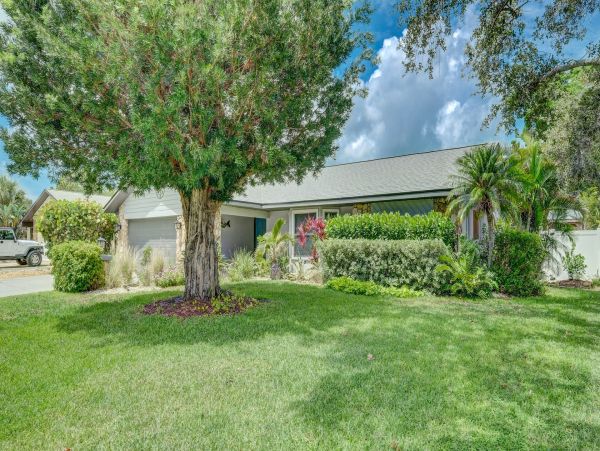 Lovely Sarasota Close to Beaches Pool Home