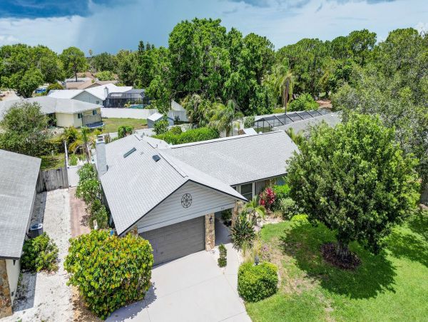 Lovely Sarasota Close to Beaches Pool Home
