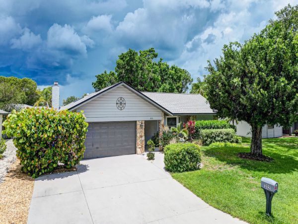 Lovely Sarasota Close to Beaches Pool Home