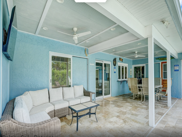 Lovely Sarasota Close to Beaches Pool Home
