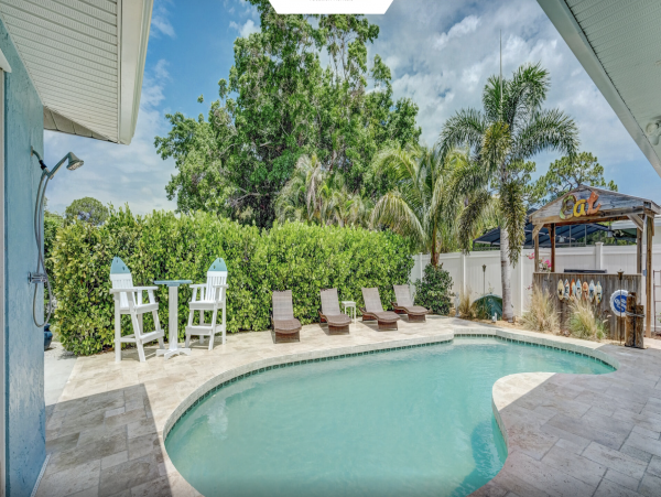 Lovely Sarasota Close to Beaches Pool Home