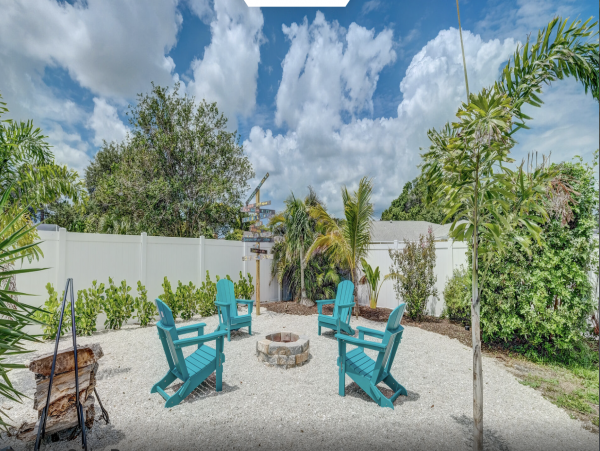 Lovely Sarasota Close to Beaches Pool Home