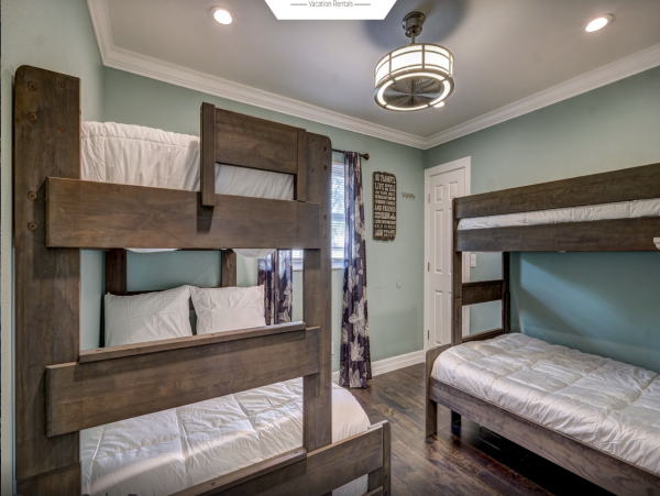Lovely Sarasota Close to Beaches Pool Home