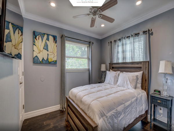 Lovely Sarasota Close to Beaches Pool Home