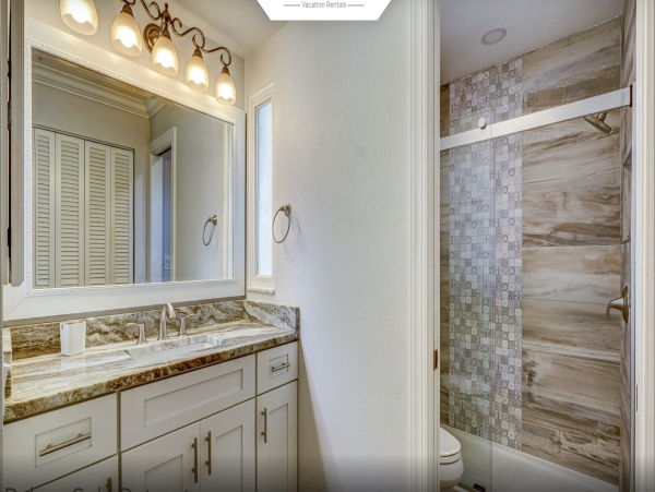 Lovely Sarasota Close to Beaches Pool Home