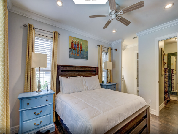 Lovely Sarasota Close to Beaches Pool Home