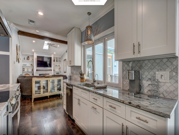 Lovely Sarasota Close to Beaches Pool Home