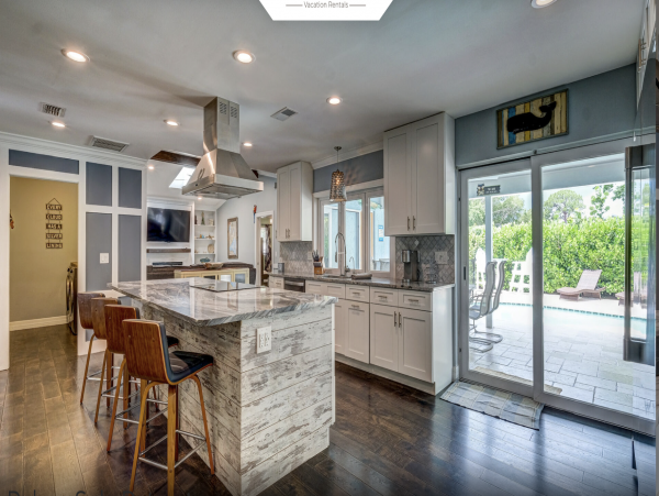 Lovely Sarasota Close to Beaches Pool Home
