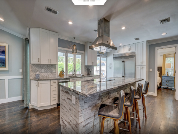 Lovely Sarasota Close to Beaches Pool Home