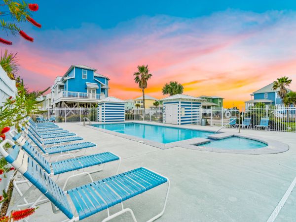 Gulf View Home Close to Beach & Golf, Dogs Ok, Sleeps 26 Guests