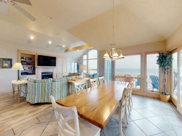 Lovely Home Enjoys The Ultimate in Terms of Beach Comfort