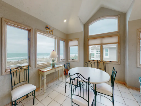 Lovely Home Enjoys The Ultimate in Terms of Beach Comfort
