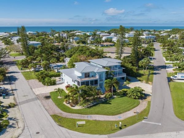 Three Bedrooms Luxury Home With Golf Cart Included