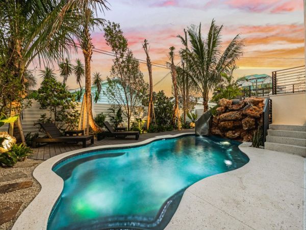 Lido Key Luxury Walk to Beach in Two Min World Class