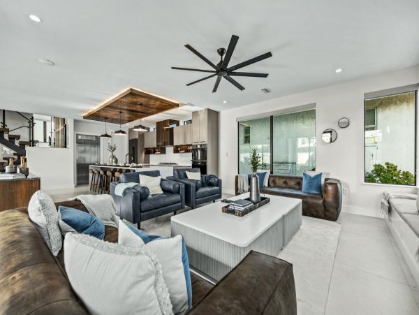 Lido Key Luxury Walk to Beach in Two Min World Class