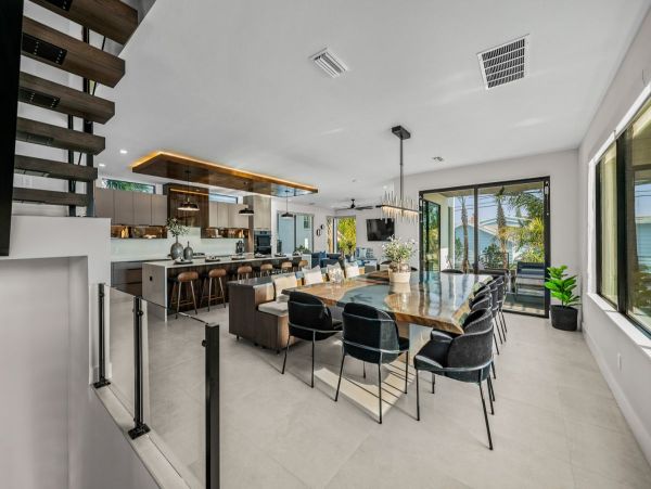 Lido Key Luxury Walk to Beach in Two Min World Class