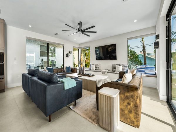 Lido Key Luxury Walk to Beach in Two Min World Class
