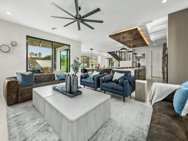 Lido Key Luxury Walk to Beach in Two Min World Class