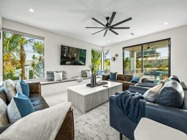 Lido Key Luxury Walk to Beach in Two Min World Class