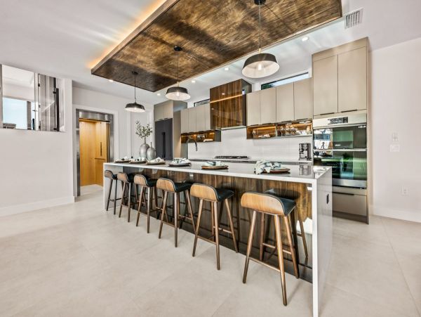 Lido Key Luxury Walk to Beach in Two Min World Class