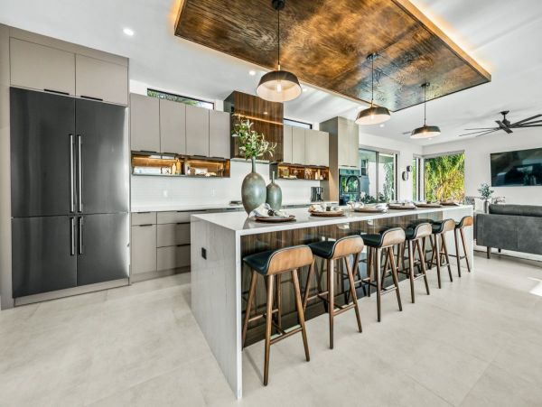 Lido Key Luxury Walk to Beach in Two Min World Class
