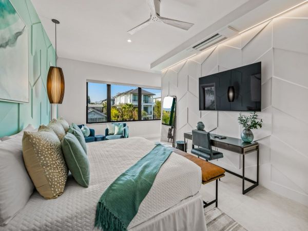 Lido Key Luxury Walk to Beach in Two Min World Class