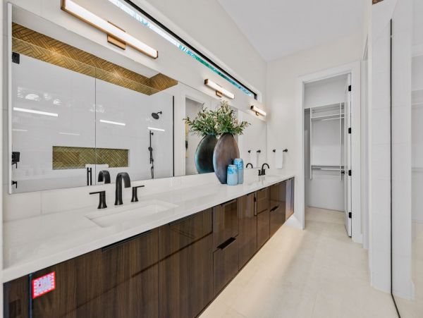 Lido Key Luxury Walk to Beach in Two Min World Class