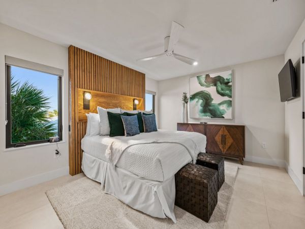 Lido Key Luxury Walk to Beach in Two Min World Class