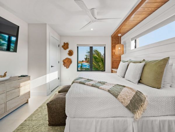 Lido Key Luxury Walk to Beach in Two Min World Class