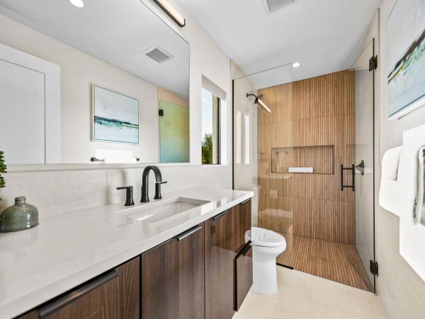 Lido Key Luxury Walk to Beach in Two Min World Class