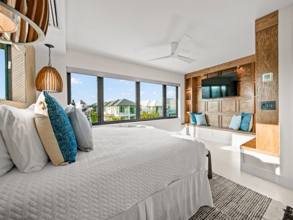 Lido Key Luxury Walk to Beach in Two Min World Class