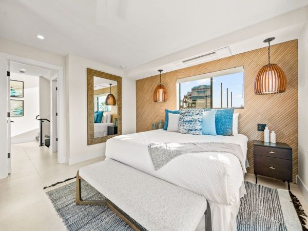 Lido Key Luxury Walk to Beach in Two Min World Class
