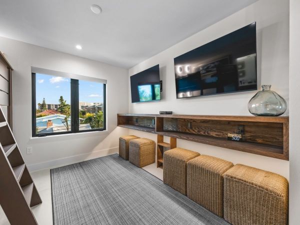 Lido Key Luxury Walk to Beach in Two Min World Class